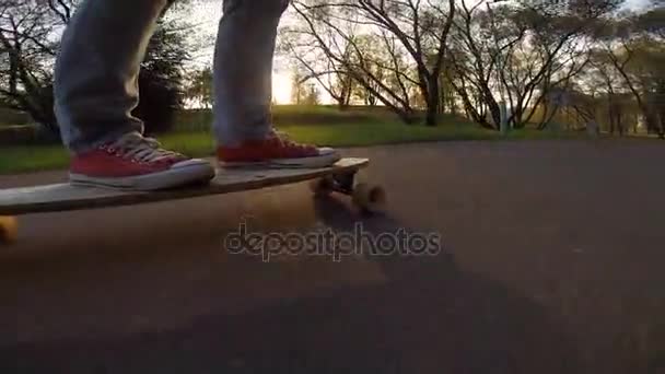 Ragazzo sul suo longboard skate — Video Stock