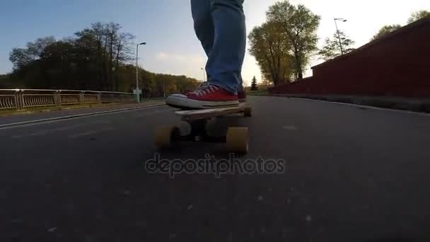 그의 longboard 스케이트에 남자 — 비디오