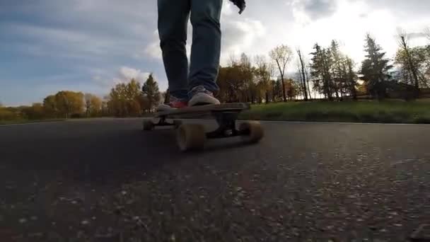 Facet na jego skate longboard — Wideo stockowe