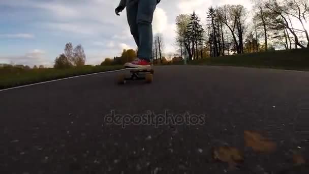 Chlap na jeho longboard skate — Stock video
