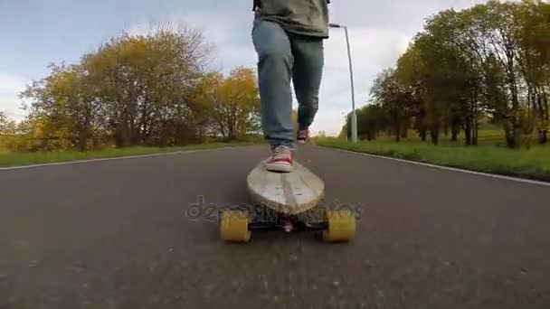 A srác a longboard korcsolya — Stock videók