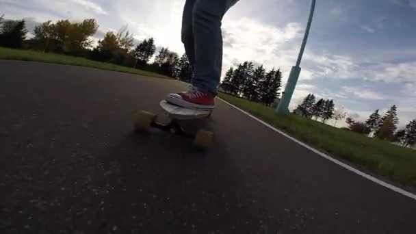 Chlap na jeho longboard skate — Stock video