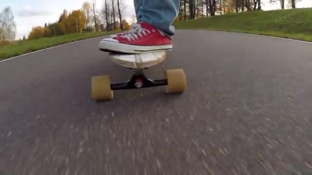 Cara em seu skate longboard — Vídeo de Stock