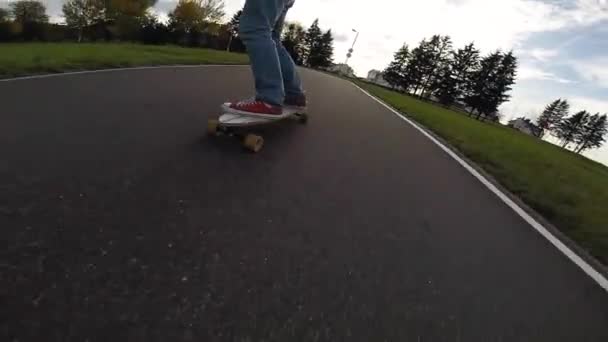 Chlap na jeho longboard skate — Stock video