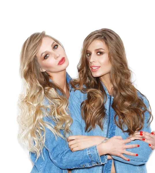 Deux jolies filles portant des vestes de jeans — Photo