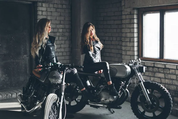 Bikers women in leather jackets with motorcycles — Stock Photo, Image