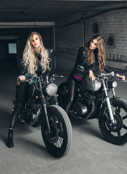 Mulheres motoqueiros em jaquetas de couro com motocicletas — Fotografia de Stock