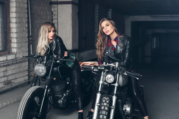 Bikers women in leather jackets with motorcycles — Stock Photo, Image