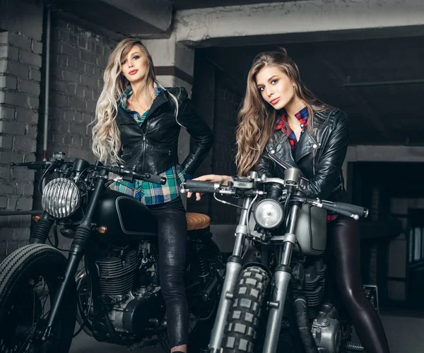 Mulheres motoqueiros em jaquetas de couro com motocicletas — Fotografia de Stock