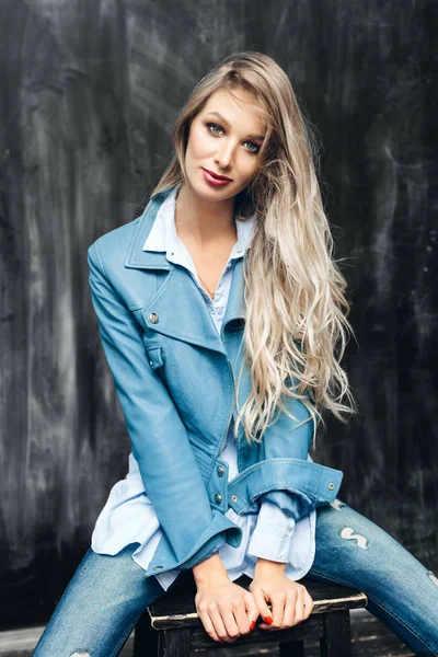 Chica con el pelo ondulado largo — Foto de Stock