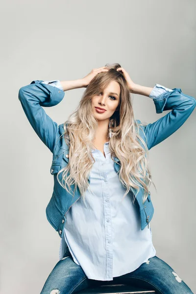 Girl with long wavy hair — Stock Photo, Image