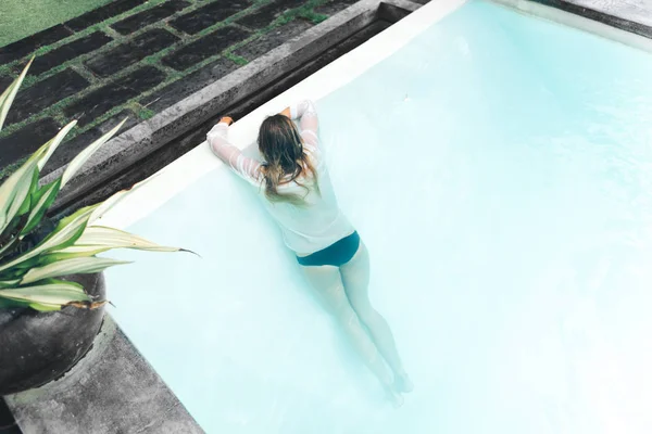 Bella giovane donna in piscina — Foto Stock