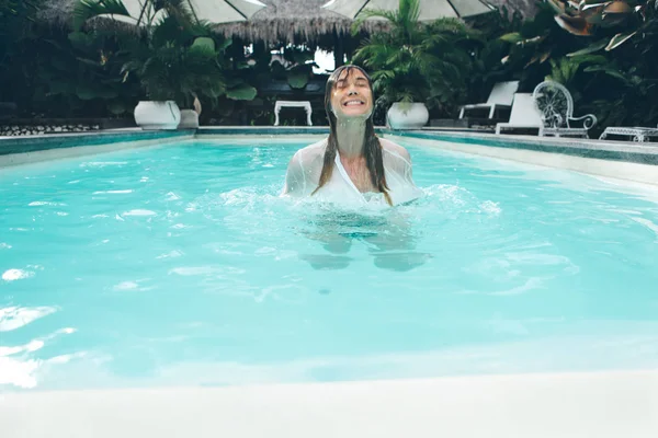 Hermosa mujer joven en la piscina —  Fotos de Stock