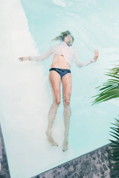Piękna młoda kobieta na basenie — Zdjęcie stockowe