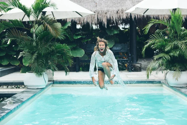 Hermosa mujer joven en la piscina —  Fotos de Stock