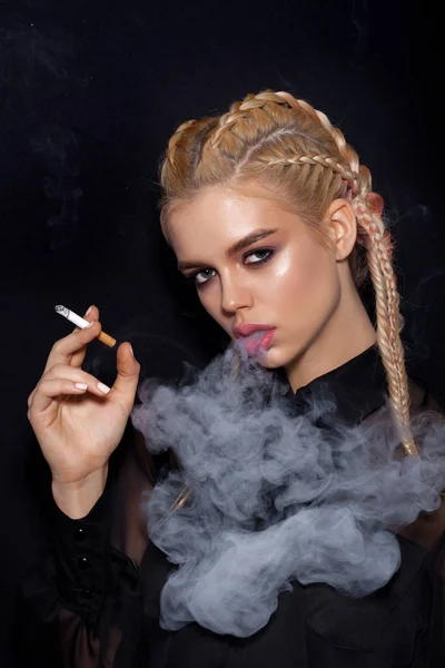 Belle femme fumant cigarette — Photo