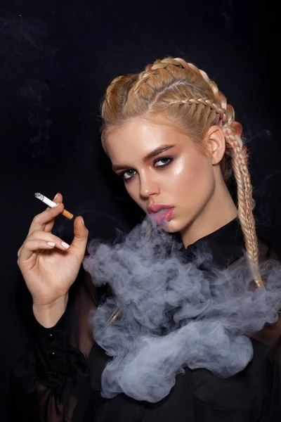 Vacker kvinna röka cigarett — Stockfoto