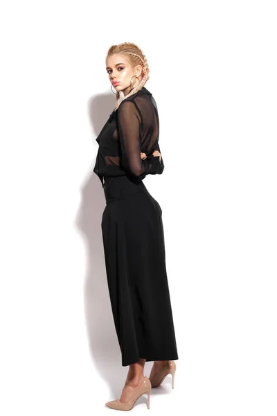 Krásná žena v černých šatech — Stock fotografie