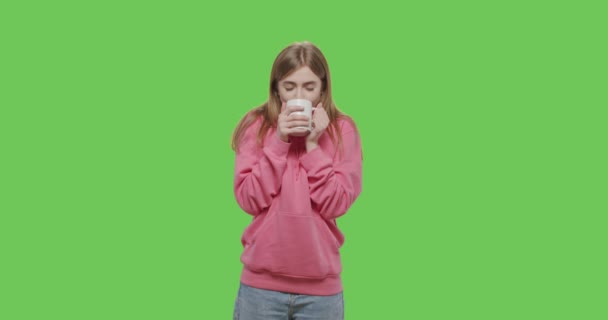 Chica beber café aislado en verde pantalla de fondo — Vídeos de Stock