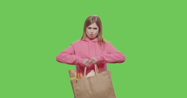 Mulher segurando saco com alimentos de mantimentos — Vídeo de Stock