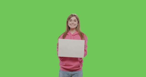 Jovem mulher bonita segurando cartaz — Vídeo de Stock