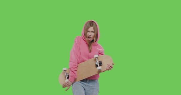 Donna con cappuccio rosa che tiene lo skateboard — Video Stock