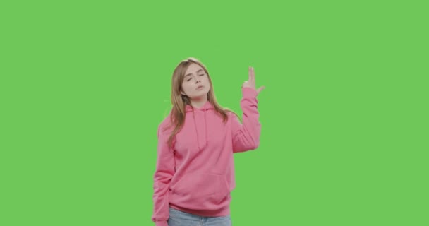 Νεαρή γυναίκα γυρίσματα χειρονομία στην πράσινη οθόνη — Αρχείο Βίντεο