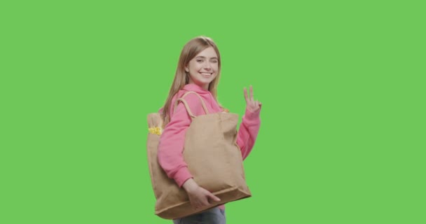 Frau hält Tasche mit Lebensmitteln — Stockvideo