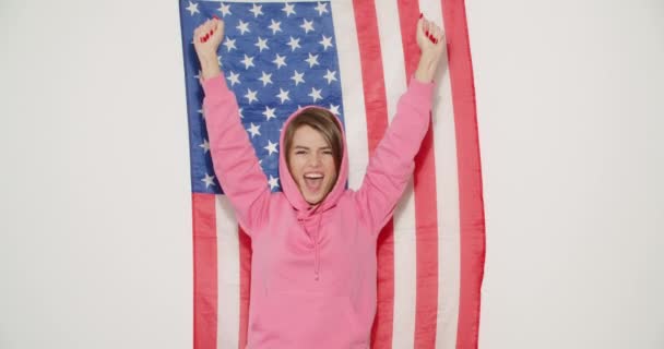 アメリカ国旗を持つ少女 — ストック動画
