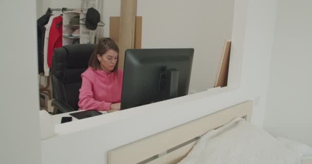 Jonge vrouw thuis werkt op de computer — Stockvideo