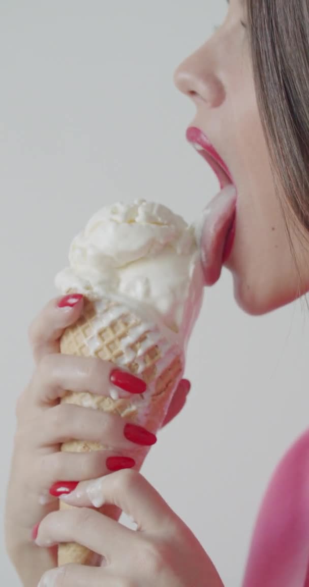 Young woman eating ice cream — Stock Video
