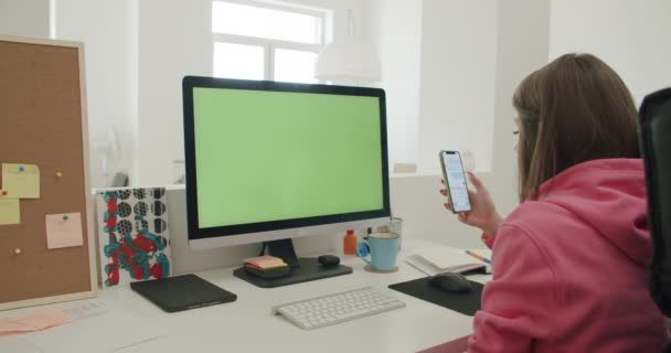 Mladá žena doma pracuje na počítači — Stock video