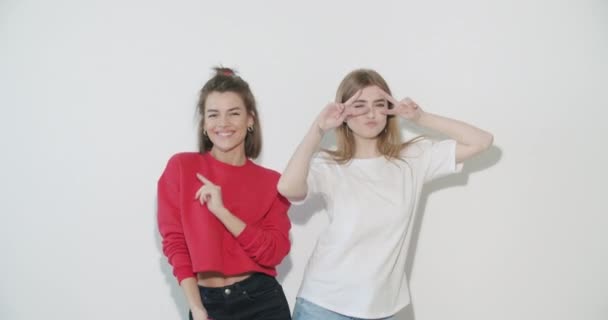 Κορίτσια με καλοκαιρινά ρούχα που δείχνουν θετικά συναισθήματα — Αρχείο Βίντεο