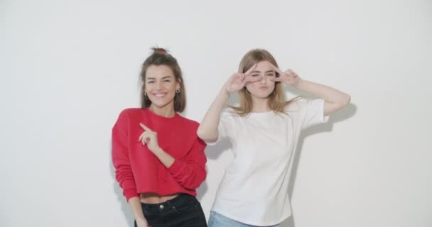 Girls in summer clothes showing positive emotions — Stock Video