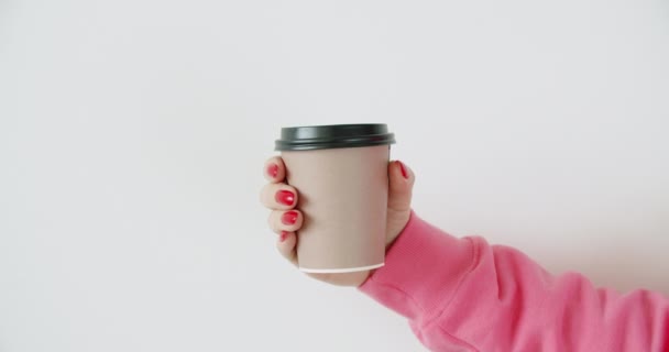 Mockup de mão feminina segurando xícara de papel de café — Vídeo de Stock