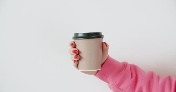 Mockup van vrouwelijke hand houden koffie papieren beker — Stockvideo