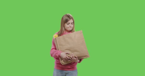 Женщина держит сумку с продуктами питания — стоковое видео