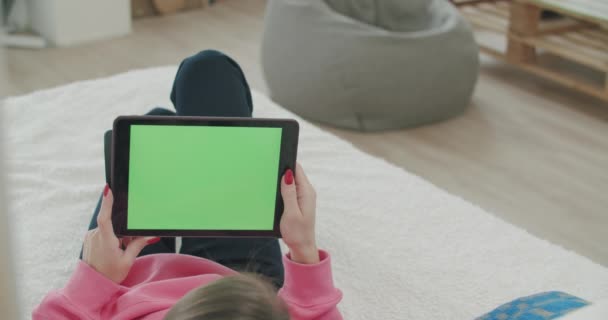Žena ležící na posteli s počítačem na tablet — Stock video