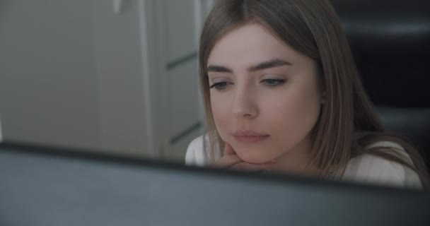 Mujer de negocios cara mirando la pantalla — Vídeos de Stock