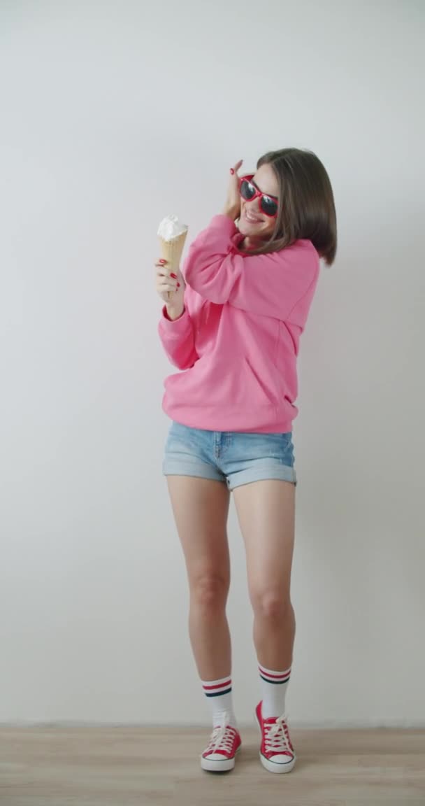 Young woman eating ice cream — Stock Video