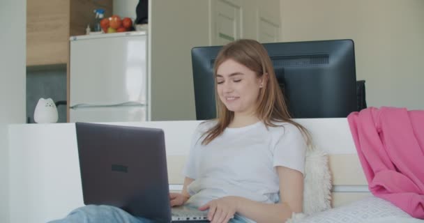 Mulher atraente fazendo reunião ou conferência na web — Vídeo de Stock