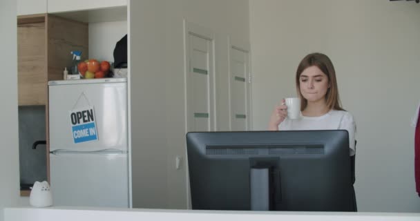 Young Woman at Home Works on Computer — Stock Video