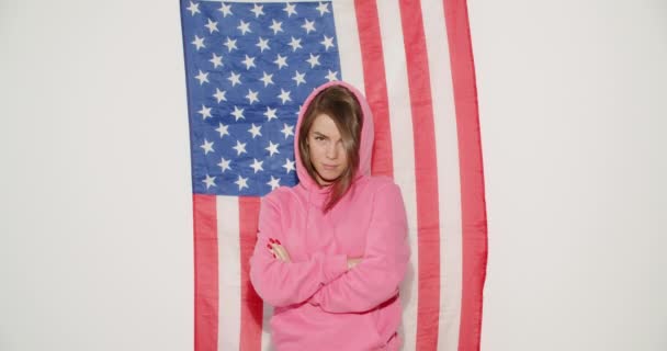 Девушка с национальным флагом США — стоковое видео