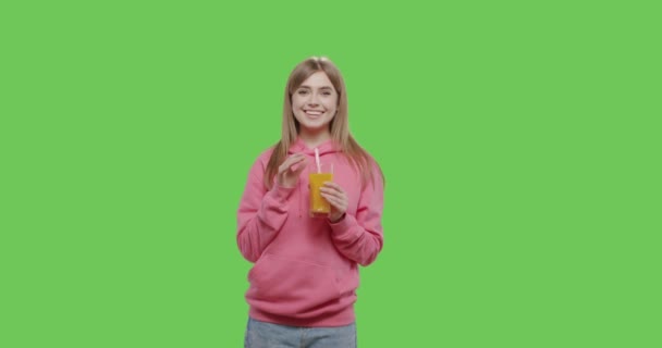 Jong mooi vrouw drinkt sinaasappelsap — Stockvideo