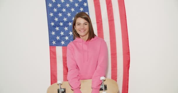 Dívka s národní vlajkou USA — Stock video