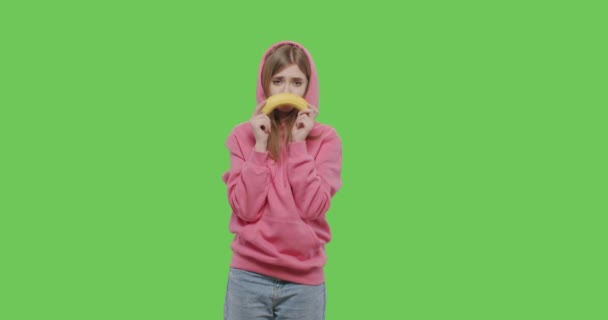 Jung hübsch mädchen machen spaß mit banane — Stockvideo