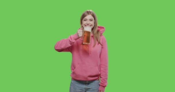 Όμορφο κορίτσι πίνει μπύρα από γυαλί — Αρχείο Βίντεο