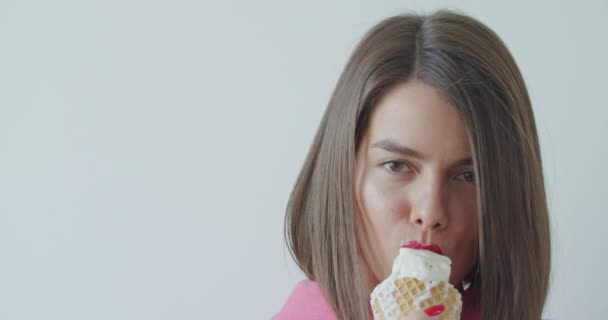 若い女性がアイスクリームを食べて — ストック動画