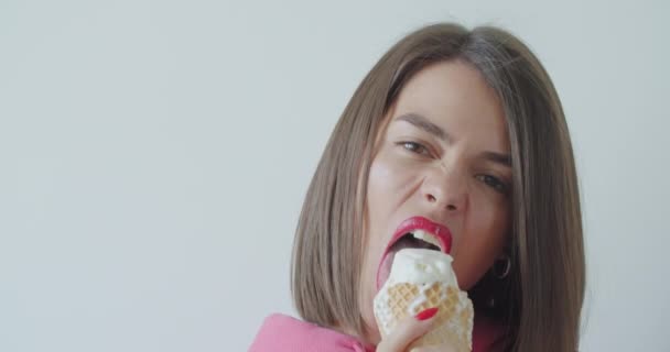 吃冰淇淋的年轻妇女 — 图库视频影像