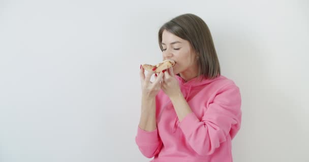 Mujer joven comiendo pizza — Vídeos de Stock